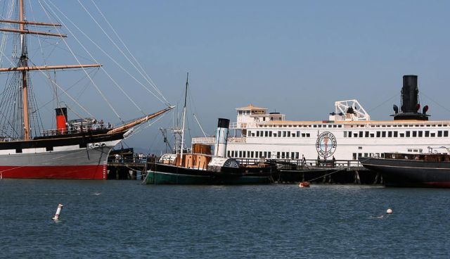 Fähre Eureka und Paddle Tug Eppleton Hall, Hyde Street Pier - San Francisco Maritime National Historic Park. Fähre Eureka und Paddle Tug Eppleton Hall, Hyde Street Pier - San Francisco Maritime National Historic Park.