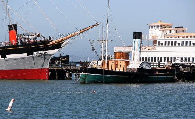 Paddle Tug Eppleton Hall und Dreimaster Balclutha, Hyde Street Pier - San Francisco Maritime National Historic Park. Paddle Tug Eppleton Hall und Dreimaster Balclutha, Hyde Street Pier - San Francisco Maritime National Historic Park.