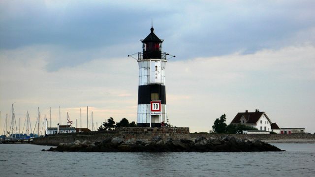 Leuchttürme Deutschland - der 15 Meter hohe Leuchtturm Schleimünde auf der Lotseninsel an der Ostseeküste Schleswig-Holsteins, hier noch im alten schwarzweissen Anstrich - in Betrieb seit 1871 Leuchttürme Deutschland - der 15 Meter hohe Leuchtturm Schleimünde auf der Lotseninsel an der Ostseeküste Schleswig-Holsteins, hier noch im alten schwarzweissen Anstrich - in Betrieb seit 1871