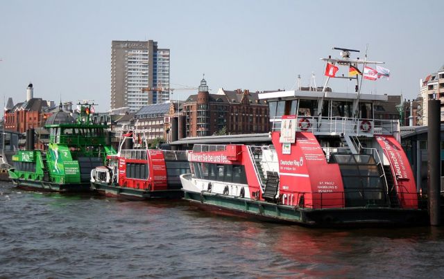 Hadag-Linienschiffe am Anleger Hamburger Fischmarkt Hadag-Linienschiffe am Anleger Hamburger Fischmarkt