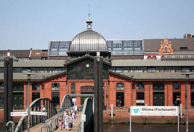 Die Altonaer Fischauktionshalle am Hamburger Elbufer Die Altonaer Fischauktionshalle am Hamburger Elbufer