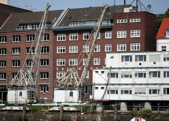 Historische Hafenkräne an der Grossen Elbstraße - Freie und Hansestadt Hamburg Historische Hafenkräne an der Grossen Elbstraße - Freie und Hansestadt Hamburg