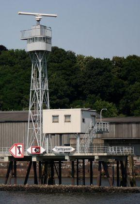 Der Leitdamm mit Radarstation am ehemaligen Fischereihafen in Hamburg-Altona Der Leitdamm mit Radarstation am ehemaligen Fischereihafen in Hamburg-Altona