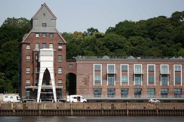 Der historische Altonaer Kaispeicher am Hamburger Elbufer Der historische Altonaer Kaispeicher am Hamburger Elbufer