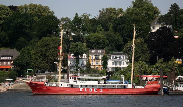 Das Feuerschiff Elbe 3 im Museumshafen Hamburg-Oevelgönne Das Feuerschiff Elbe 3 im Museumshafen Hamburg-Oevelgönne
