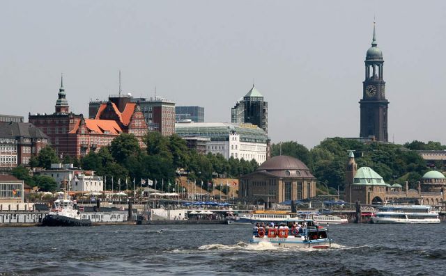Die St. Pauli Landungsbrücken am Hamburger Elbufer mit dem Hamburger Michel