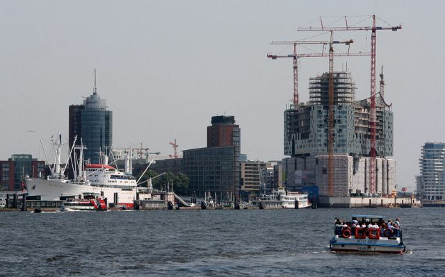 Das Museumsschiff San Diego, der Niederhafen und die im Bau befindliche Elbphilharmonie Das Museumsschiff San Diego, der Niederhafen und die im Bau befindliche Elbphilharmonie