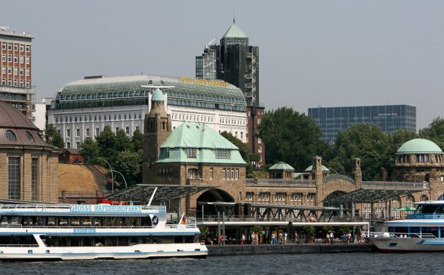 Die St. Pauli Landungsbrücken am Hamburger Elbufer - Freie und Hansestadt Hamburg