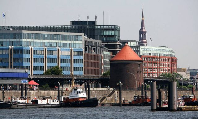 Das Hamburger Elbufer - Vorsetzen, denkmalgeschützter Rundturm-Bunker Das Hamburger Elbufer - Vorsetzen, denkmalgeschützter Rundturm-Bunker