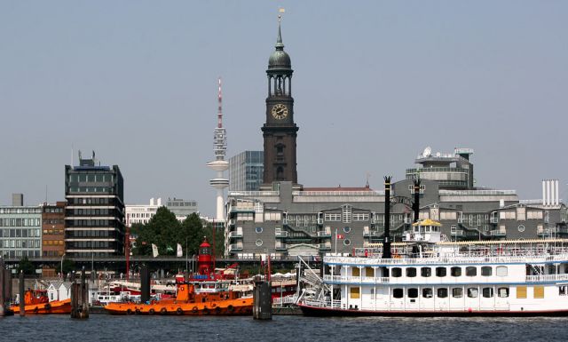 Der Niederhafen mit Feuerschiff LV 13 und dem Rundfahrtschiff Mississippi Queen - im Hintergrund der Hamburger Michel und der Fernsehturm Der Niederhafen mit Feuerschiff LV 13 und dem Rundfahrtschiff Mississippi Queen - im Hintergrund der Hamburger Michel und der Fernsehturm