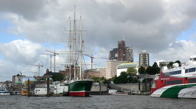 Das Hamburger Elbufer mit der Rickmer Rickmers und den St. Pauli-Landungsbrücken Das Hamburger Elbufer mit der Rickmer Rickmers und den St. Pauli-Landungsbrücken
