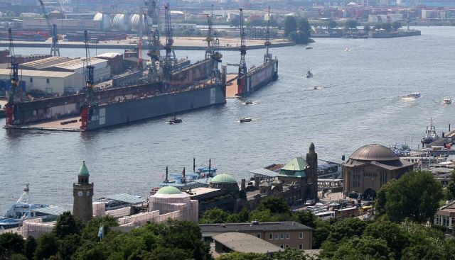 St. Pauli Landungsbrücken sowie die Docks von Blohm und Voss - vom Hamburger Michel aus gesehen St. Pauli Landungsbrücken sowie die Docks von Blohm und Voss - vom Hamburger Michel aus gesehen