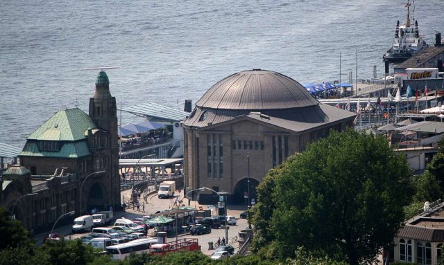 St. Pauli Landungsbrücken und Gebäude des alten Elbtunnels - vom Hamburger Michel aus gesehen St. Pauli Landungsbrücken und Gebäude des alten Elbtunnels - vom Hamburger Michel aus gesehen