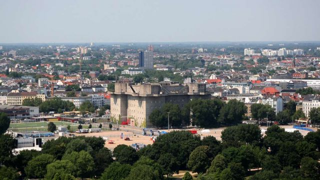 Hochbunker neben dem Heiligengeistfeld - vom Hamburger Michel aus gesehen - Freie und Hansestadt Hamburg Hochbunker neben dem Heiligengeistfeld - vom Hamburger Michel aus gesehen - Freie und Hansestadt Hamburg