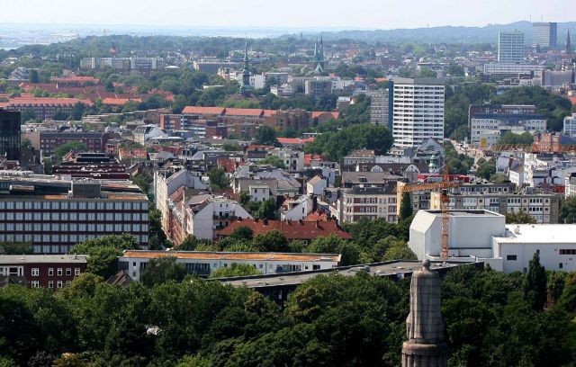 Das Bismarck-Denkmal und ein weiter Blick über die Hamburger Stadtteile St. Pauli und Altona