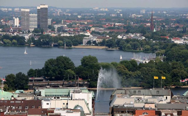 Aussenalster und Hochhäuser Mundsburg - Freie und Hansestadt Hamburg Aussenalster und Hochhäuser Mundsburg - Freie und Hansestadt Hamburg
