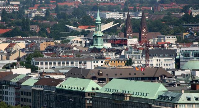 Die Fassaden und Dächer am Ballindamm und die Hl. Dreieinigkeits-Kirche im Stadtteil St. Georg - Freie und Hansestadt Hamburg Die Fassaden und Dächer am Ballindamm und die Hl. Dreieinigkeits-Kirche im Stadtteil St. Georg - Freie und Hansestadt Hamburg