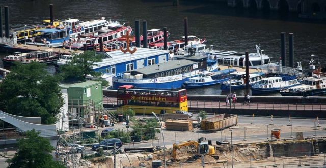Barkassen im Binnenhafen mit der Flussschifferkirche an der Hamburger Speicherstadt Barkassen im Binnenhafen mit der Flussschifferkirche an der Hamburger Speicherstadt