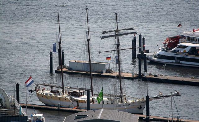 Niederländischer Gast-Segler am Niederhafen in Hamburg Niederländischer Gast-Segler am Niederhafen in Hamburg
