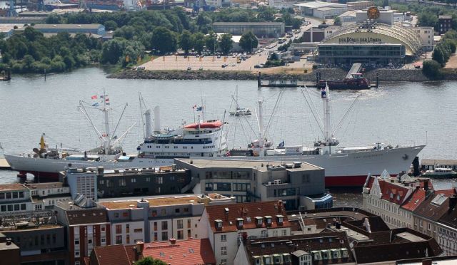 Das Museumsschiff Cap San Diego und die Musical-Halle König der Löwen - Freie und Hansestadt Hamburg Das Museumsschiff Cap San Diego und die Musical-Halle König der Löwen - Freie und Hansestadt Hamburg