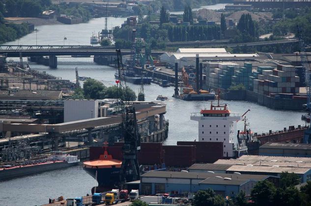 Fährkanal im Hamburger Hafen - Freie und Hansestadt Hamburg Fährkanal im Hamburger Hafen - Freie und Hansestadt Hamburg