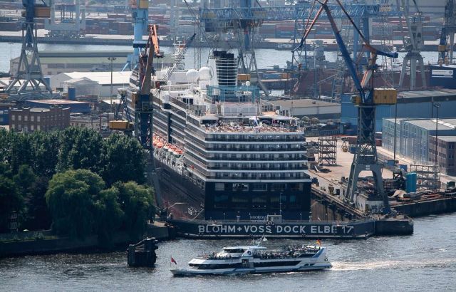 Kreuzfahrtschiff im Dock von Blohm und Voss - Freie und Hansestadt Hamburg Kreuzfahrtschiff im Dock von Blohm und Voss - Freie und Hansestadt Hamburg