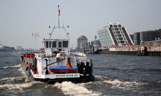 Ein Schubschiff auf der Norderelbe vor dem Dockland und Hamburg Cruise Center Altona - Hafenrundfahrt Hamburg