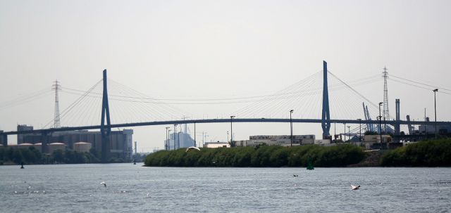 Die Köhlbrandbrücke über den Köhlbrand im Hafen von Hamburg