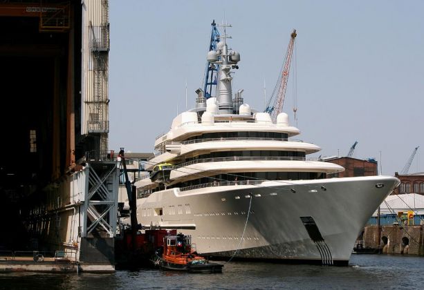 Luxusyacht eines russischen Oligarchen im Kaiser-Wilhelm-Hafen - Hafenrundfahrt Hamburg