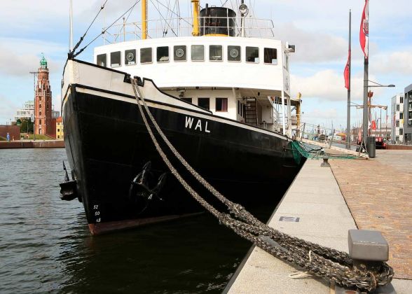 Ein seetüchtiges Nuseumsschiff, der Dampfeisbrecher 'Wal' an seinem Liegeplatz im Neuen Hafen von Bremerhaven