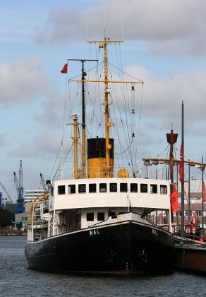 Der Dampfeisbrecher Wal an seinem Liegeplatz im Neuen Hafen von Bremerhaven