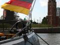 Das Heck des Dampfeisbrechers Wal vor dem Bremerhaven Oberfeuer, dem historischen Simon Loschen Turm 