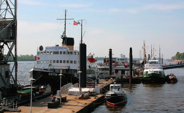 Der Museumshafen Hamburg Oevelgönne mit dem Dampfeisbrecher Stettin Der Museumshafen Hamburg Oevelgönne mit dem Dampfeisbrecher Stettin
