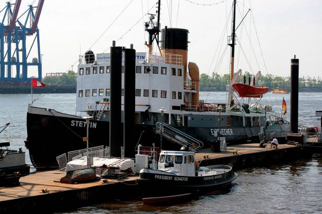 Der Museumshafen Hamburg Oevelgönne mit dem Dampfeisbrecher Stettin Der Museumshafen Hamburg Oevelgönne mit dem Dampfeisbrecher Stettin