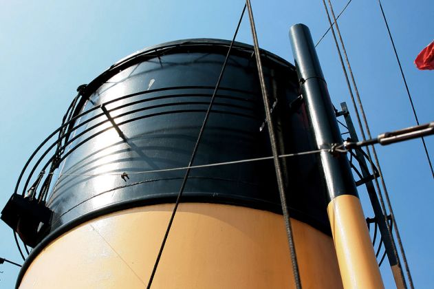 Dampfeisbrecher Stettin - der mächtige Schornstein Dampfeisbrecher Stettin - der mächtige Schornstein