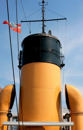 Dampfeisbrecher Stettin - der mächtige Schornstein Dampfeisbrecher Stettin - der mächtige Schornstein