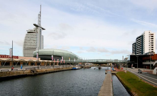 Die 'Havenwelten' in Bremerhaven mit der Havenbrücke vom Columbus Center zur Havenplaza über den Alten Hafen