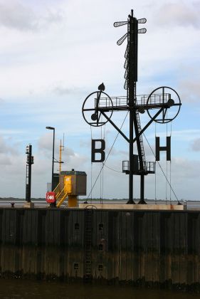 Windsemaphor - der Windstärkeanzeiger für Borkum ( B ) und Helgoland ( H ) an der Einfahrt zum Neuen Hafen in Bremerhaven