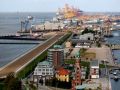 Bremerhaven - der Simon Loschen Turm, die Kaiserschleuse und Hafenanlagen - ein Blick von der Aussichtsplattform des Atlantic Hotels Sail City 