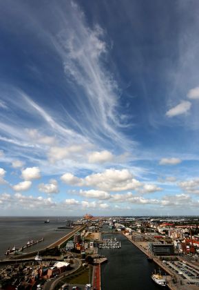  Der Blick auf die Wasserkante von Bremerhaven mit der Aussenweser von der Aussichtsplattform auf dem Atlantic Hotel Sail City