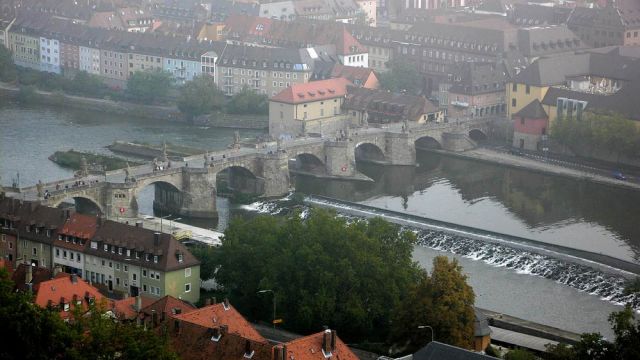 Städtereise Würzburg - Blick auf den Main, die Alte Mainbrücke und auf Würzburg Städtereise Würzburg - Blick auf den Main, die Alte Mainbrücke und auf Würzburg