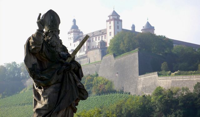 Die Festung Marienberg - Blick von der Alten Mainbrücke, Würzburg Die Festung Marienberg - Blick von der Alten Mainbrücke, Würzburg