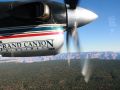 Die DHC-6-300 'Vistaliner' von Grand Canyon Airlines über dem Kaibab National Forest im Anflug auf den Grand Canyon in Arizona