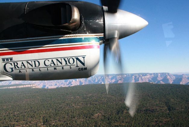 Die DHC-6-300 'Vistaliner' von Grand Canyon Airlines über dem Kaibab National Forest im Anflug auf den Grand Canyon in Arizona