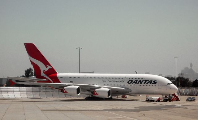 Sydney International Airport - ein Airbus A 380 von Qantas