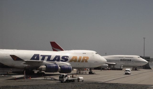 International Airport Sydney - ein Boeing 747 'Fracht Jumbo' von Atlas Air vor einer Boeing 747 von Qantas