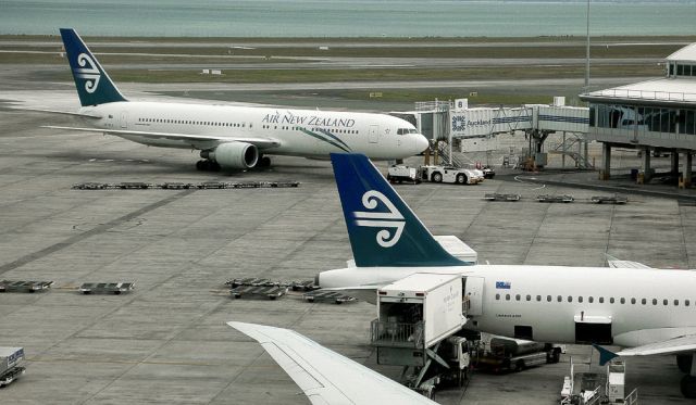International Airport Auckland, New Zealand - Air New Zealand, eine Boeing 767-300 hinter einem Airbus A 320