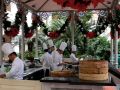 Das Raffles Hotel in Singapur - Front-Cooking im Courtyard