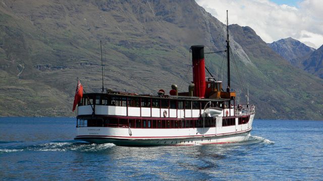 Der nostalgische Passagierdampfer TSS Earnslaw 'Lady of the Lake' aus dem Jahre 1912 bei seinem täglichen Einsatz auf dem Lake Wakatipu in Queenstown, Neuseeland.