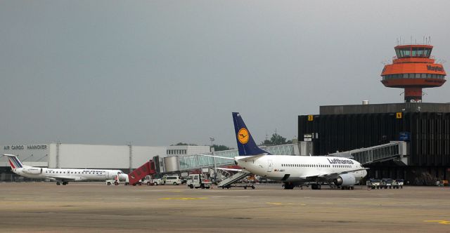 Boeing 737-330 und Embraer ERJ 145 MP - Flughafen Hannover-Langenhagen
